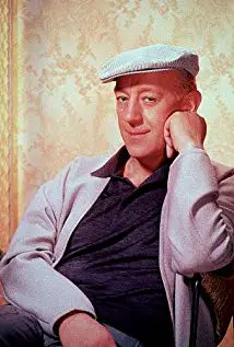 How tall is Alec Guinness?